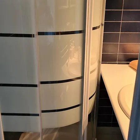T2 Renove Avec Cabine, Piscine, Animaux Admis, Parking A 500m De La - Fr-1-106-49 *